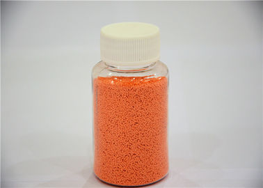 kleurrijke vlekken oranje die vlekken in het detergent poeder maken worden gebruikt